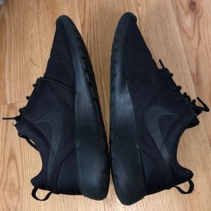 Black Nike Roshes